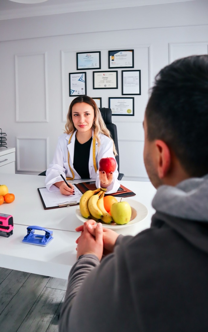 Nutricionista asesorando a un paciente en consulta
